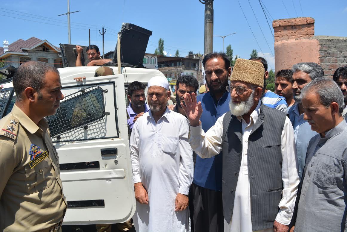 Geelani barred from offering Friday prayers